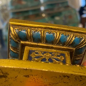 Paire de lions bouddhistes en cuivre doré sur socles en émaux champlevés, Chine, 19ème — photo 21