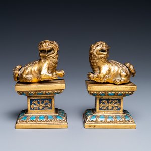 Paire de lions bouddhistes en cuivre doré sur socles en émaux champlevés, Chine, 19ème — photo 1
