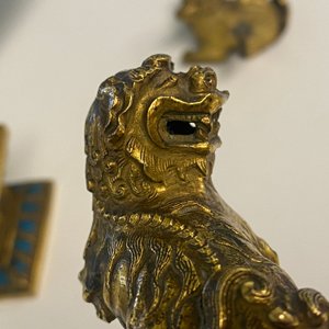 Paire de lions bouddhistes en cuivre doré sur socles en émaux champlevés, Chine, 19ème — photo 35