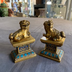 Paire de lions bouddhistes en cuivre doré sur socles en émaux champlevés, Chine, 19ème — photo 40