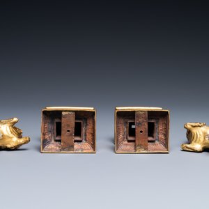 Paire de lions bouddhistes en cuivre doré sur socles en émaux champlevés, Chine, 19ème — photo 6