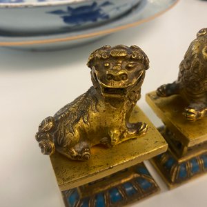 Paire de lions bouddhistes en cuivre doré sur socles en émaux champlevés, Chine, 19ème — photo 8