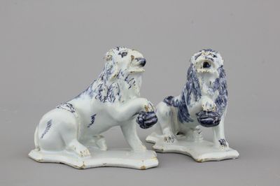Paire de lions orangistes en faïence de Delft, bleu et blanc, 18e