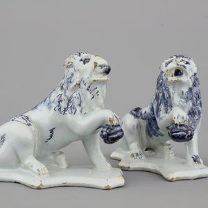 Paire de lions orangistes en faïence de Delft, bleu et blanc, 18e — photo 1