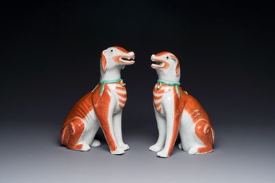 Paire de modèles de chiens en porcelaine de Chine polychrome d'exportation, Qianlong — photo 1