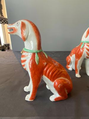 Paire de modèles de chiens en porcelaine de Chine polychrome d'exportation, Qianlong — photo 7