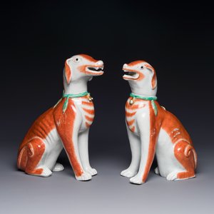 Paire de modèles de chiens en porcelaine de Chine polychrome d'exportation, Qianlong — photo 1