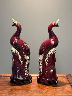 Paire de modèles de paons en porcelaine de Chine à émail flambé sur socles en bois, 19ème — photo 2