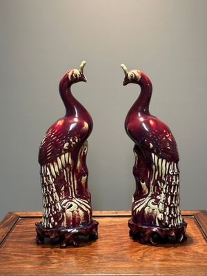 Paire de modèles de paons en porcelaine de Chine à émail flambé sur socles en bois, 19ème — photo 3
