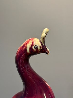 Paire de modèles de paons en porcelaine de Chine à émail flambé sur socles en bois, 19ème — photo 4