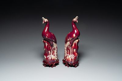 Paire de modèles de paons en porcelaine de Chine à émail flambé sur socles en bois, 19ème