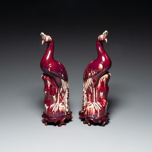 Paire de modèles de paons en porcelaine de Chine à émail flambé sur socles en bois, 19ème — photo 1