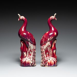Paire de modèles de paons en porcelaine de Chine à émail flambé sur socles en bois, 19ème — photo 2