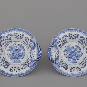 Paire de paniers en faïence de Delft, bleu et blanc avec ajour, 18e — photo 1