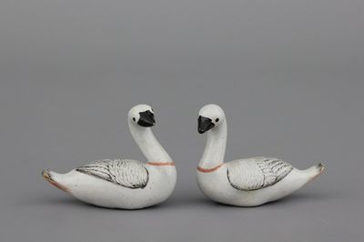 Paire de petits cygnes en faïence de Delft, 18e