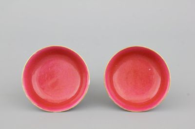 Paire de petits plats en porcelaine de Chine à fond rubis, marqués Guangxu et de cette période