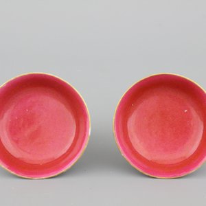 Paire de petits plats en porcelaine de Chine à fond rubis, marqués Guangxu et de cette période — photo 1