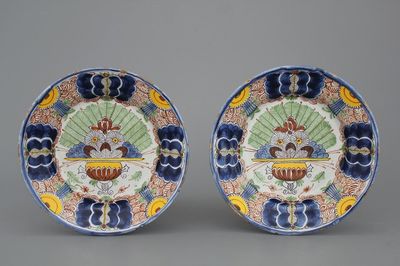 Paire de petits plats queu-de-paon en faïence polychrome de Delft, 18e