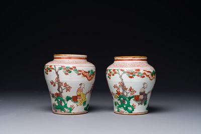 Paire de petits pots en porcelaine de Chine wucai à décor de figures dans un paysage, période Transition — photo 4