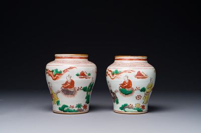 Paire de petits pots en porcelaine de Chine wucai à décor de figures dans un paysage, période Transition