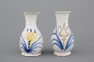Paire de petits vases en faïence de Nevers, 17e