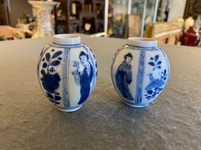 Paire de petits vases en porcelaine de Chine en bleu et blanc, Kangxi — photo 1