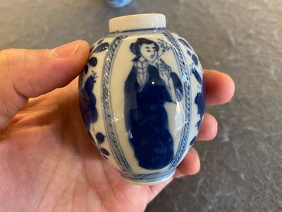 Paire de petits vases en porcelaine de Chine en bleu et blanc, Kangxi — photo 3