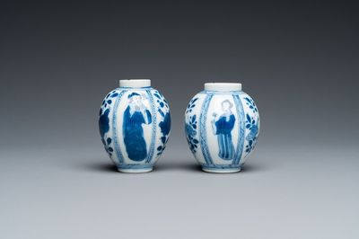 Paire de petits vases en porcelaine de Chine en bleu et blanc, Kangxi