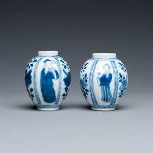 Paire de petits vases en porcelaine de Chine en bleu et blanc, Kangxi — photo 1