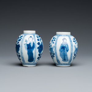 Paire de petits vases en porcelaine de Chine en bleu et blanc, Kangxi — photo 3