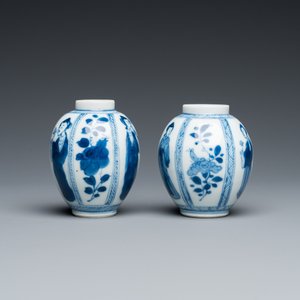 Paire de petits vases en porcelaine de Chine en bleu et blanc, Kangxi — photo 4