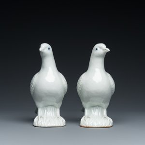 Paire de pigeons en porcelaine blanche de Chine, 19ème — photo 3