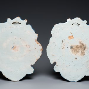 Paire de plaques armoriées en faïence de Delft polychrome datées 1767 — photo 2