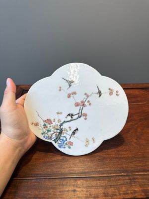 Paire de plaques en porcelaine de Chine famille rose à décor d'oiseaux parmi des branches fleuries, 19ème — photo 10