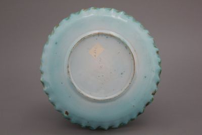 Paire de plats à bords encochés en faïence de Bruxelles, décor papillon, 18e