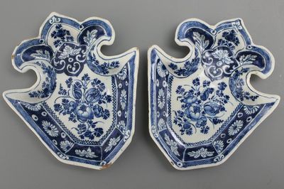 Paire de plats de condiments en faïence de Delft, en forme de fleurs-de-lys, env. 1700