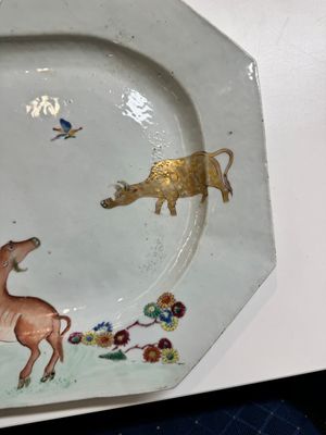 Paire de plats de forme octogonale en porcelaine de Chine famille rose à décor de buffles d'eau, Qianlong — photo 3