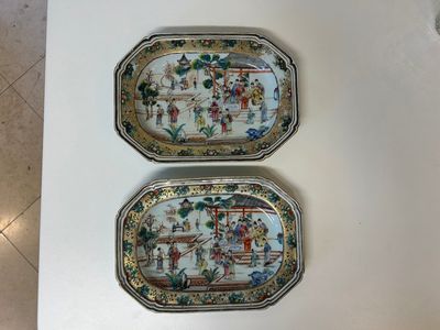 Paire de plats de forme octogonale en porcelaine de Chine famille rose à sujet mandarin, Qianlong — photo 1