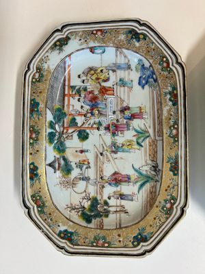 Paire de plats de forme octogonale en porcelaine de Chine famille rose à sujet mandarin, Qianlong — photo 3