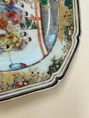 Paire de plats de forme octogonale en porcelaine de Chine famille rose à sujet mandarin, Qianlong — photo 4