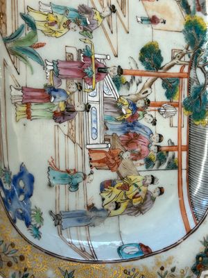 Paire de plats de forme octogonale en porcelaine de Chine famille rose à sujet mandarin, Qianlong — photo 5