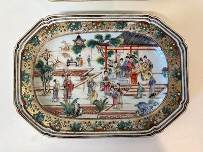 Paire de plats de forme octogonale en porcelaine de Chine famille rose à sujet mandarin, Qianlong — photo 8