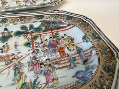 Paire de plats de forme octogonale en porcelaine de Chine famille rose à sujet mandarin, Qianlong — photo 9