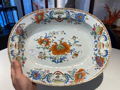 Paire de plats de forme ovale en porcelaine de Chine famille rose à décor 'Pompadour', Qianlong, vers 1745 — photo 1