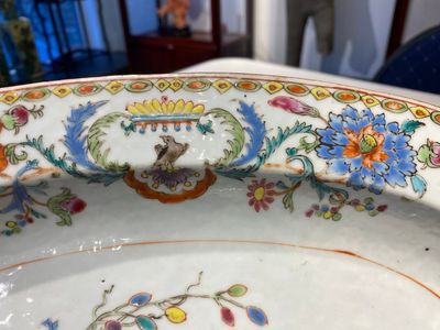 Paire de plats de forme ovale en porcelaine de Chine famille rose à décor 'Pompadour', Qianlong, vers 1745 — photo 13