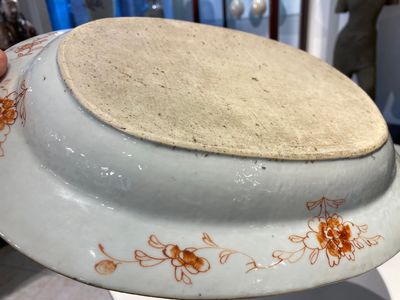 Paire de plats de forme ovale en porcelaine de Chine famille rose à décor 'Pompadour', Qianlong, vers 1745 — photo 17