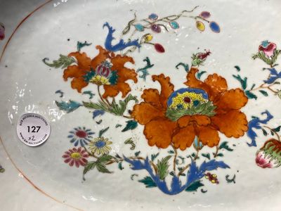Paire de plats de forme ovale en porcelaine de Chine famille rose à décor 'Pompadour', Qianlong, vers 1745 — photo 2