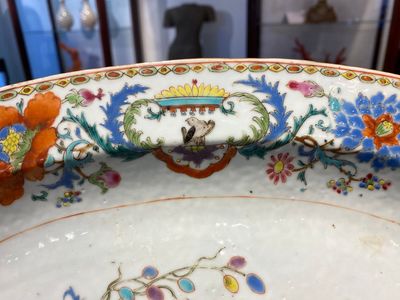 Paire de plats de forme ovale en porcelaine de Chine famille rose à décor 'Pompadour', Qianlong, vers 1745 — photo 3
