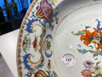 Paire de plats de forme ovale en porcelaine de Chine famille rose à décor 'Pompadour', Qianlong, vers 1745 — photo 4