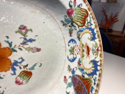 Paire de plats de forme ovale en porcelaine de Chine famille rose à décor 'Pompadour', Qianlong, vers 1745 — photo 5
